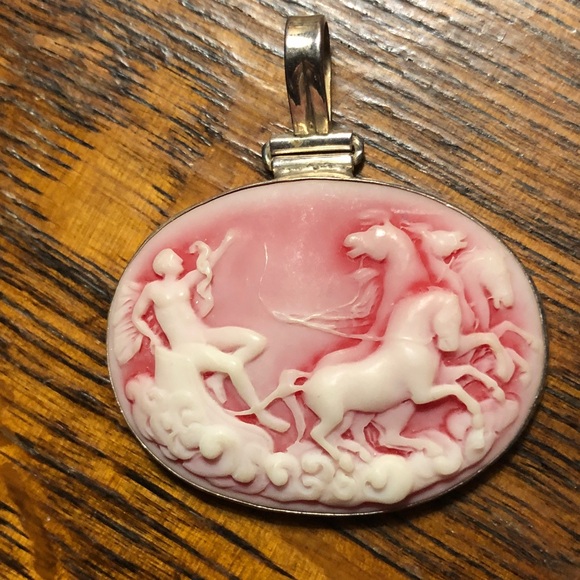 Elegant Pink Cameo Pendant in Sterling. - Picture 1 of 2